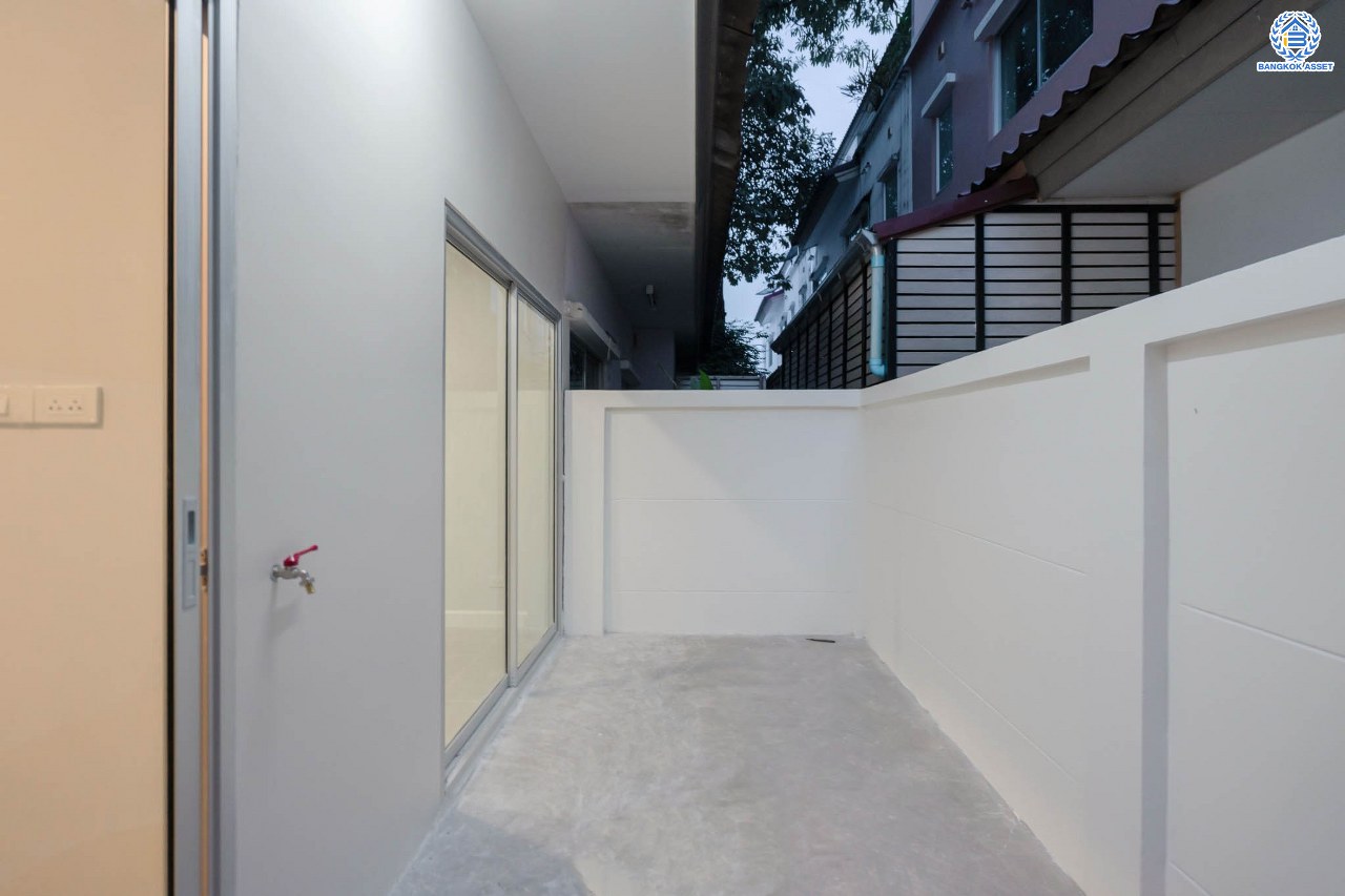 บ้านมือสองตกแต่งใหม่ ดีไซน์สวย ม.วิสต้าปาร์ค รัชดา-รามอินทรา เนื้อที่ 22.3 ตร.ว. ฟังก์ชัน 4 ห้องนอน 4 ห้องน้ำ จอดรถได้ 2 คัน รองรับทุกกิจกรรม บนทำเลเชื่อมต่อหลายเส้นทาง อาทิ ถนนประเสริฐมนูกิจ และถนนนวมินทร์ ใกล้รถไฟฟ้าสายสีชมพู "สถานีนพรัตน์" และจุดขึ้นทางด่วน "รามอินทรา"